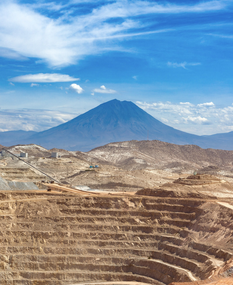 Minera en Chile con volcán de fondo